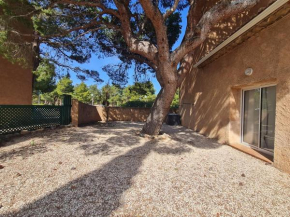 Paisible maison à l'ombre des pins
